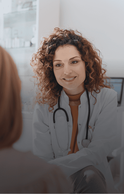 Médica clínico geral, sorrindo enquanto atende paciente