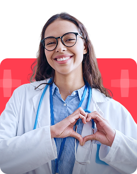 Médica sorrindo, fazendo um coração com as mãos